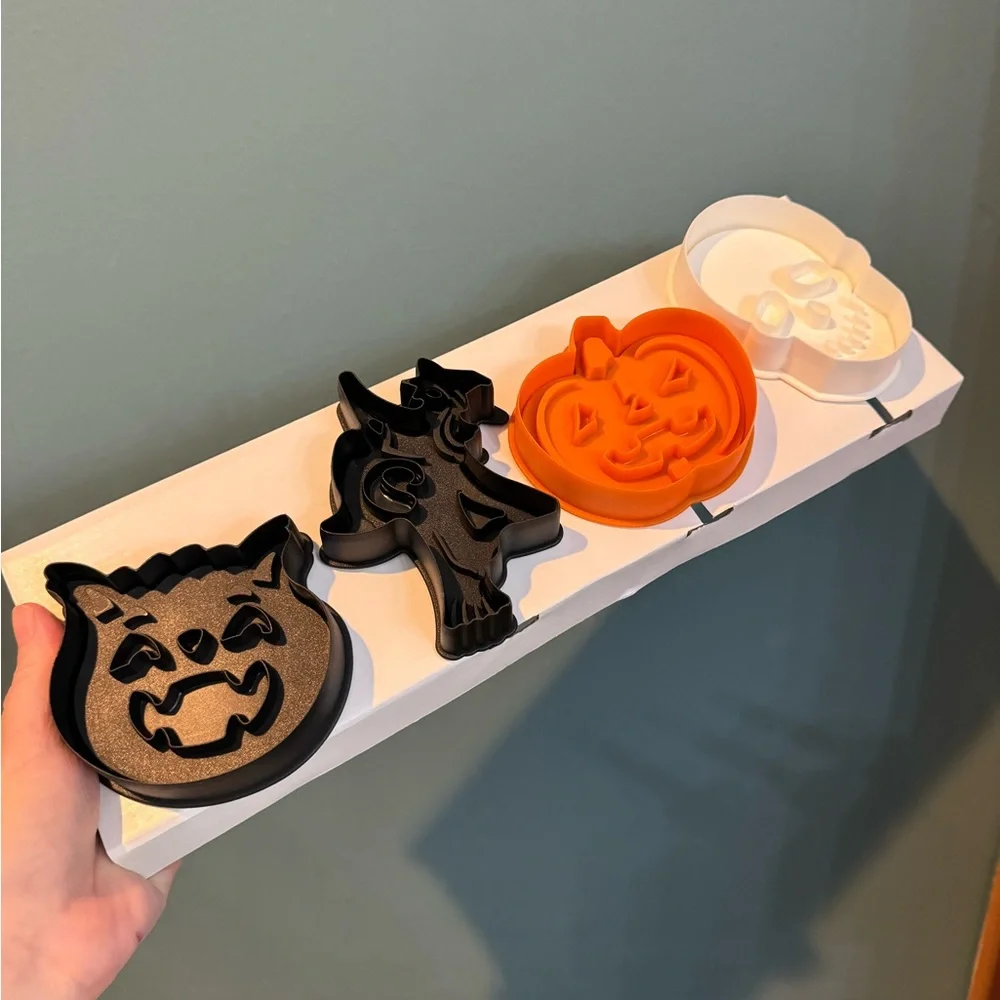 Williams Sonoma Halloween Cookie Cutter Set - cat, Jack o’Latern, Skull, Witch